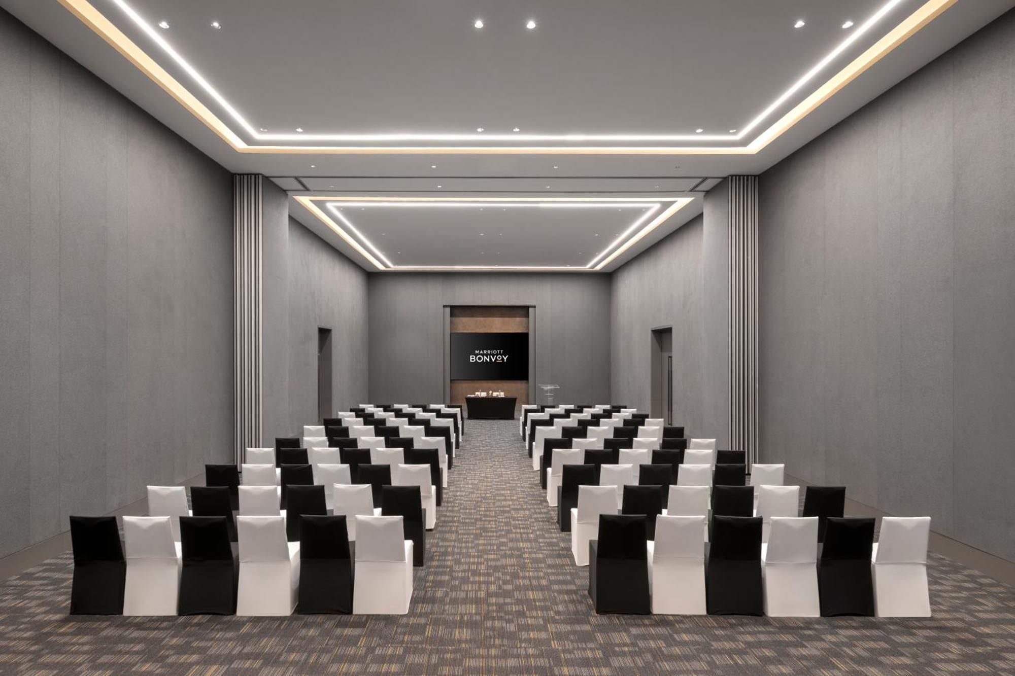 Готель Moxy Bengaluru Airport Prestige Tech Cloud Devanahalli Екстер'єр фото