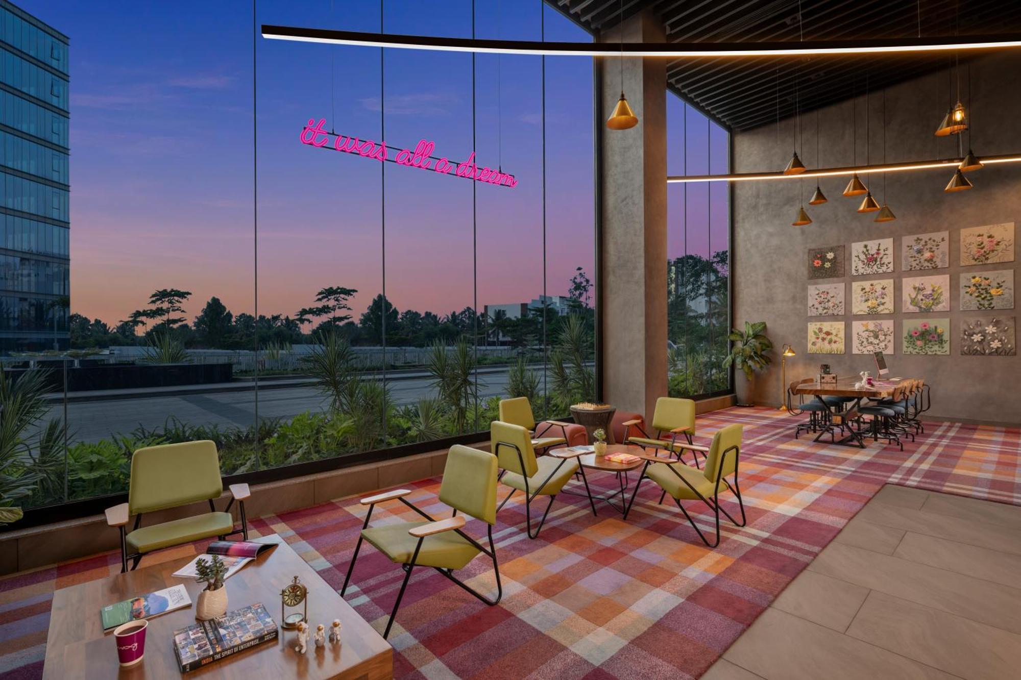Готель Moxy Bengaluru Airport Prestige Tech Cloud Devanahalli Екстер'єр фото